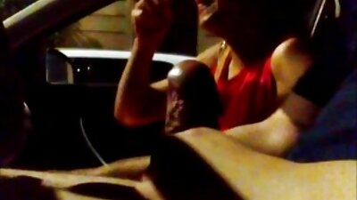 Секси тъмнокоса аматьорка, която си играе със себе си в колата порно със баби